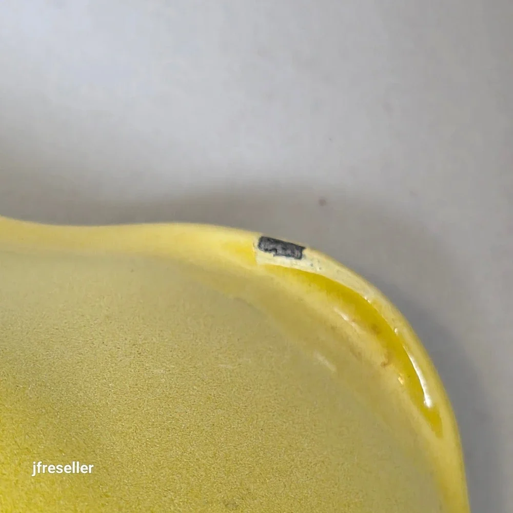 Le Creuset Yellow Enameled Cast Iron Skillet 10.5 Inch Frying Pan Pour Spouts